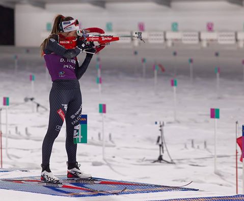 Dorothea Wierer al tiro in quel di PyeongChang, tappa della Coppa del mondo di biathlon
