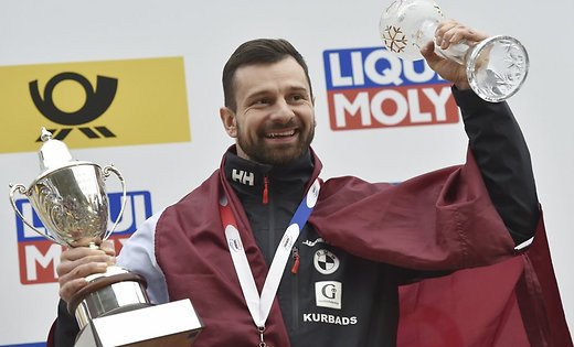 L'atleta lettone Martins Dukurs, detto Superman, vincitore dell'ottava coppa del mondo consecutiva di skeleton