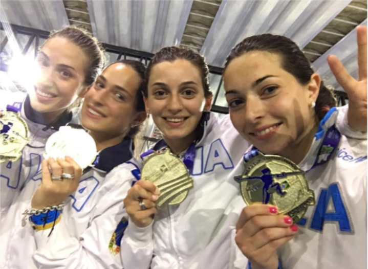 Le azzurre della spada femminile posano mostrando la medaglia mondiale rimediata a Rio