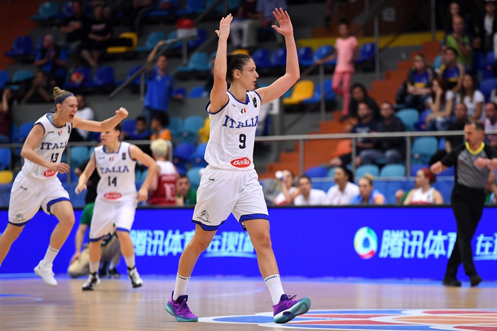 Cecilia Zandalasini esulta dopo un canestro contro la Turchia ad EuroBasket Women 2017