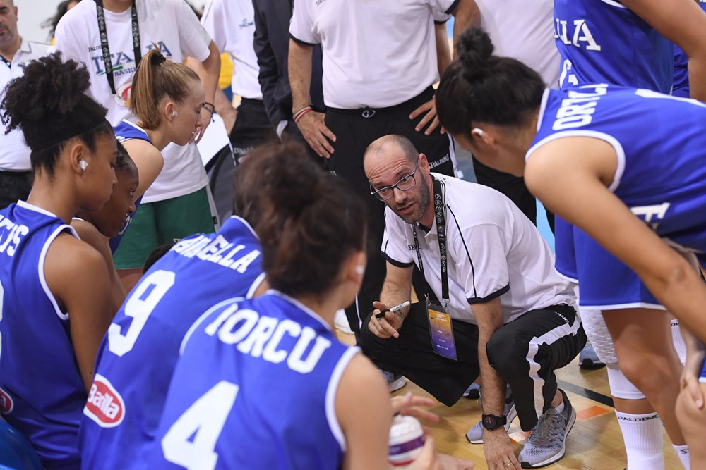 Coach Liberalotto parla alle sue giocatrici durante l'ultima partita contro l'Ungheria agli Europei U20 femminili di basket