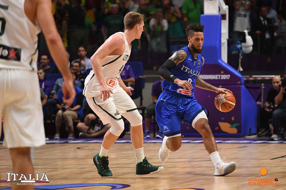 Hackett in un'azione contro la Lituania agli Europei di basket 2017 (