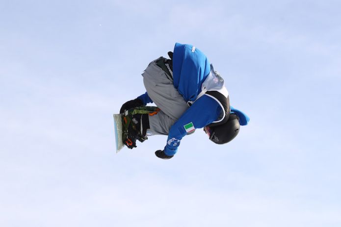 Alberto Maffei in azione durante la tappa di Milano della Coppa del Mondo di snowboard 2017