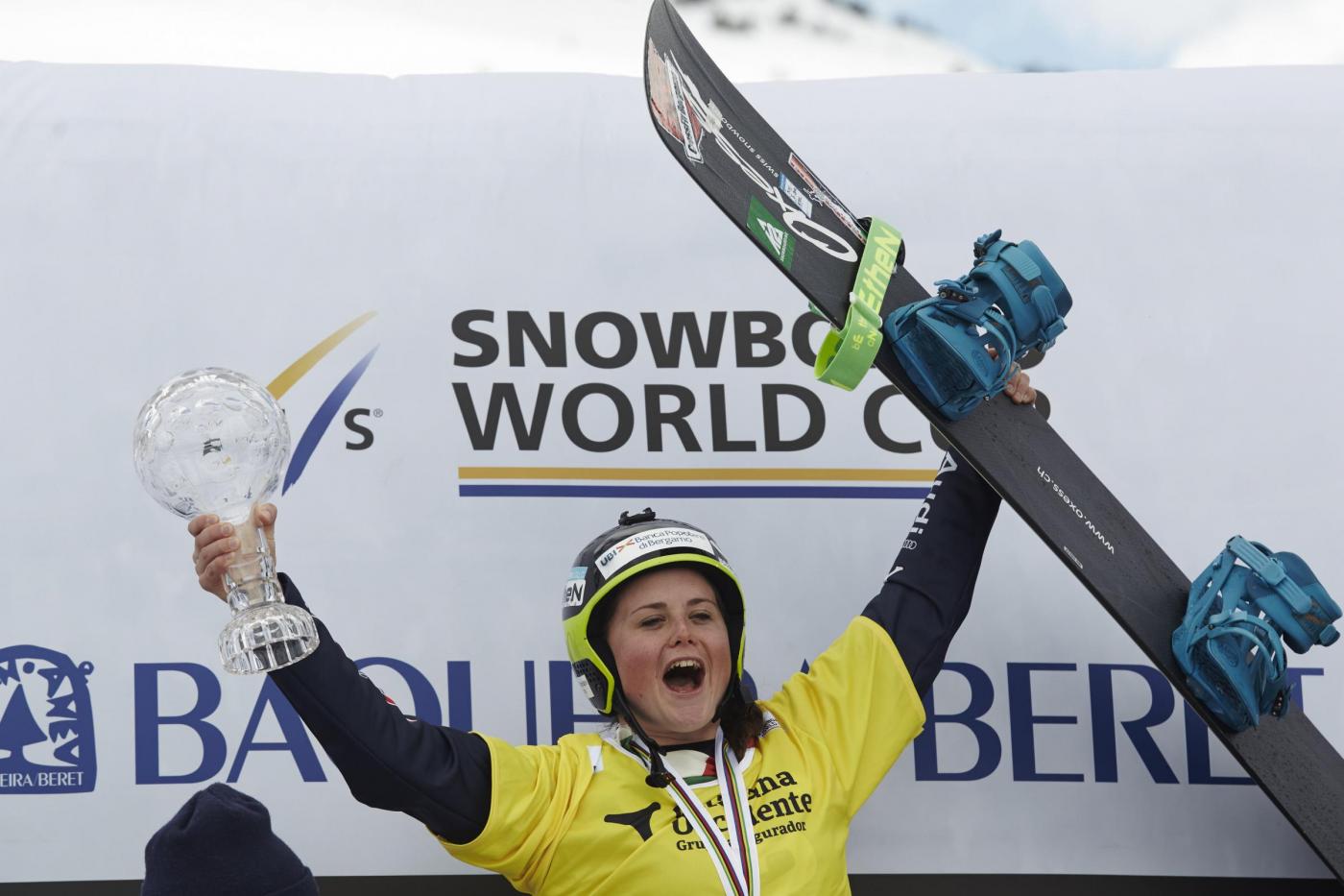 Michela Moioli esulta per la vittoria della Coppa del Mondo di snowboard del 2016