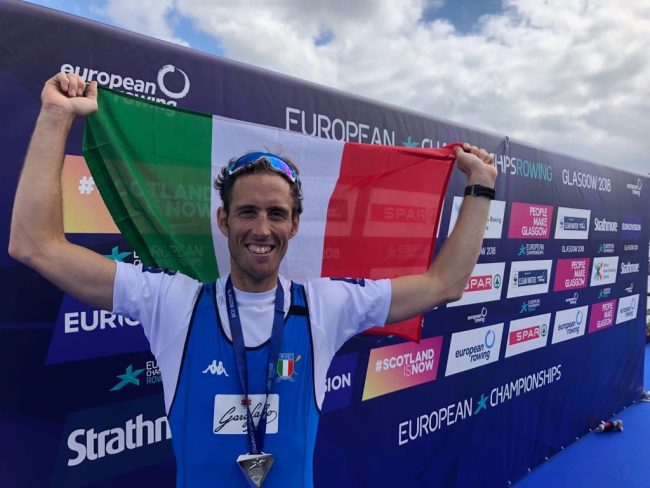 Martino Goretti festeggia la medaglia d'argento agli Europei di canottaggio 2018