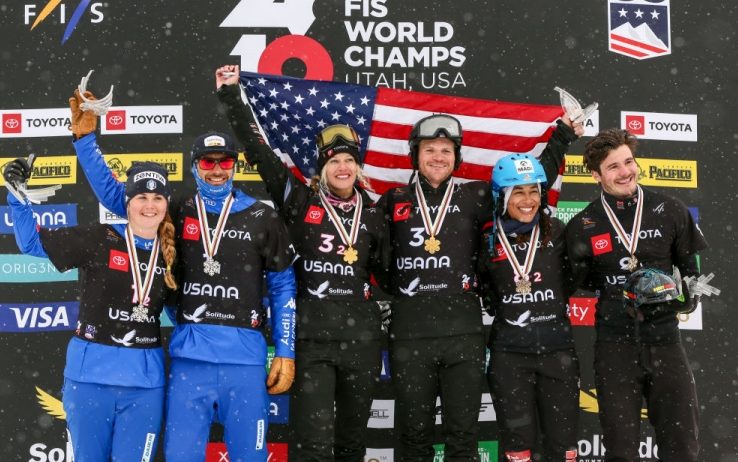 Omar Visintin e Michela Moioli festeggiano sul podio la medaglia d'argento nel team event del cross ai Mondiali di snowboard 2019 di Park City