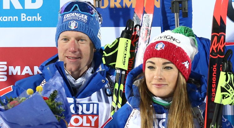 Lukas Hofer e Dorothea Wierer in posa sul podio della staffetta single mixed dei Mondiali di Östersund