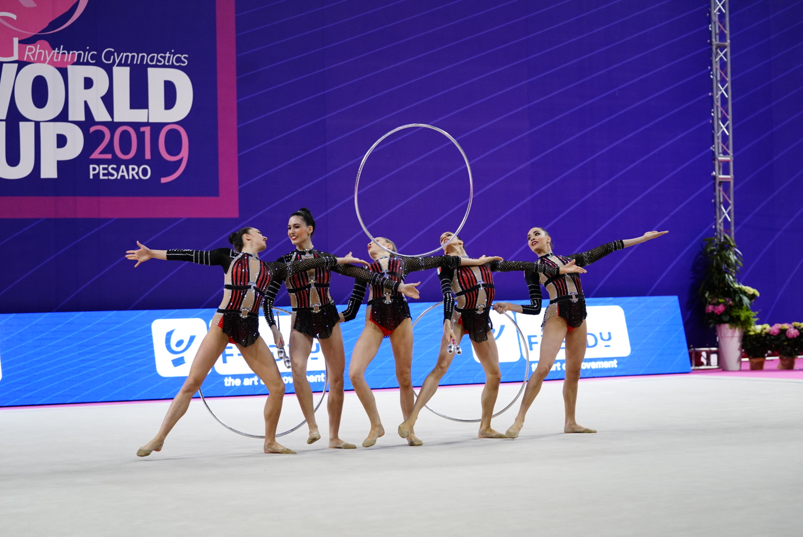 Ginnastica ritmica, Coppa del Mondo: le Farfalle della ginnastica ritmica (in foto) conquistano l'argento nell'all-round e il quarto posto nella classifica generale dell'evento.