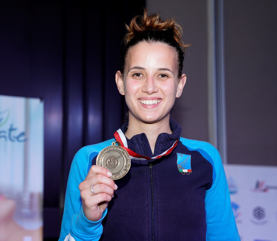 Irene Vecchi in posa sul podio, mostra la medaglia conquistata a Tunisi