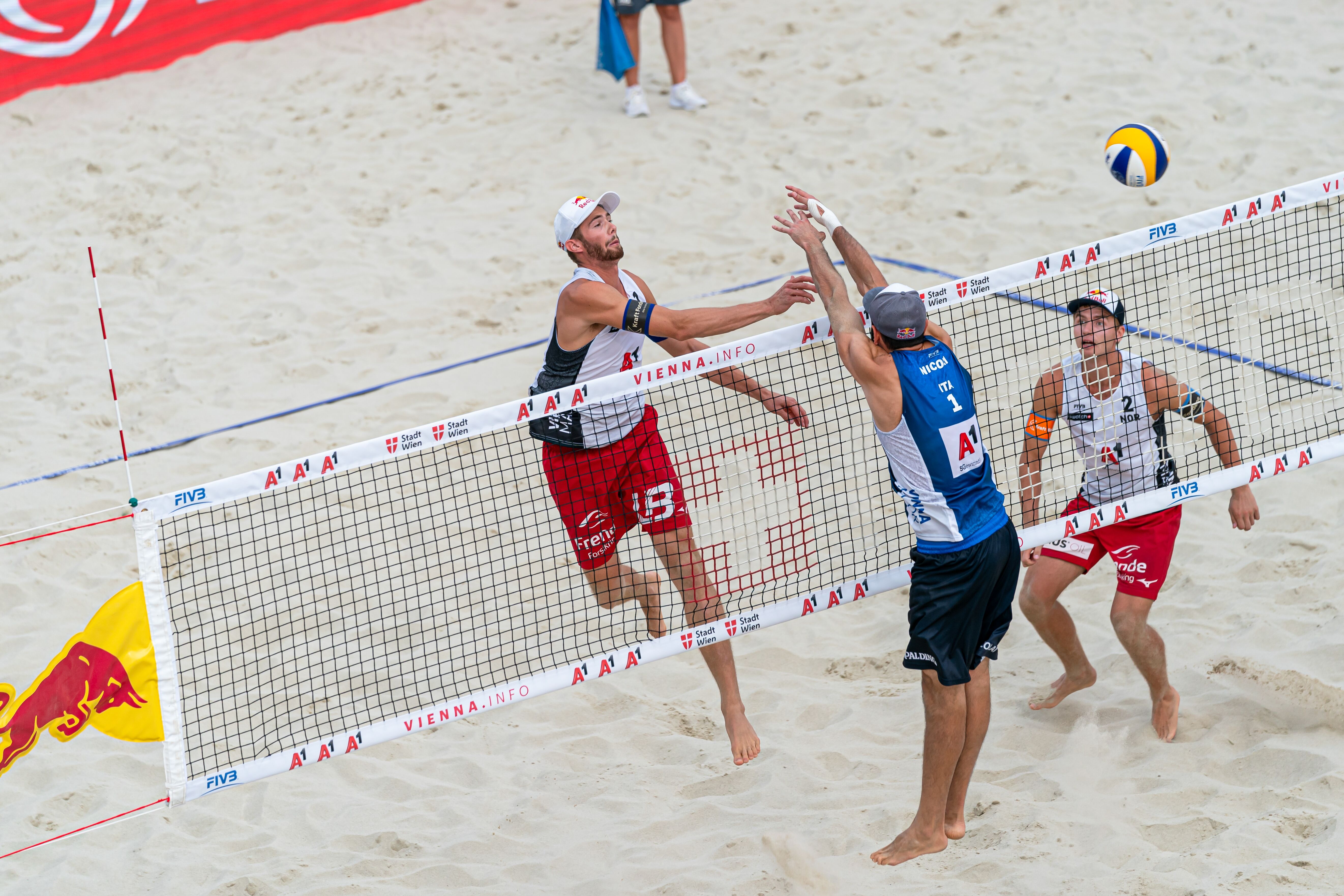 Nicolai/Lupo in azione durante il secondo turno di Vienna al Beach Volley World Tour 2019