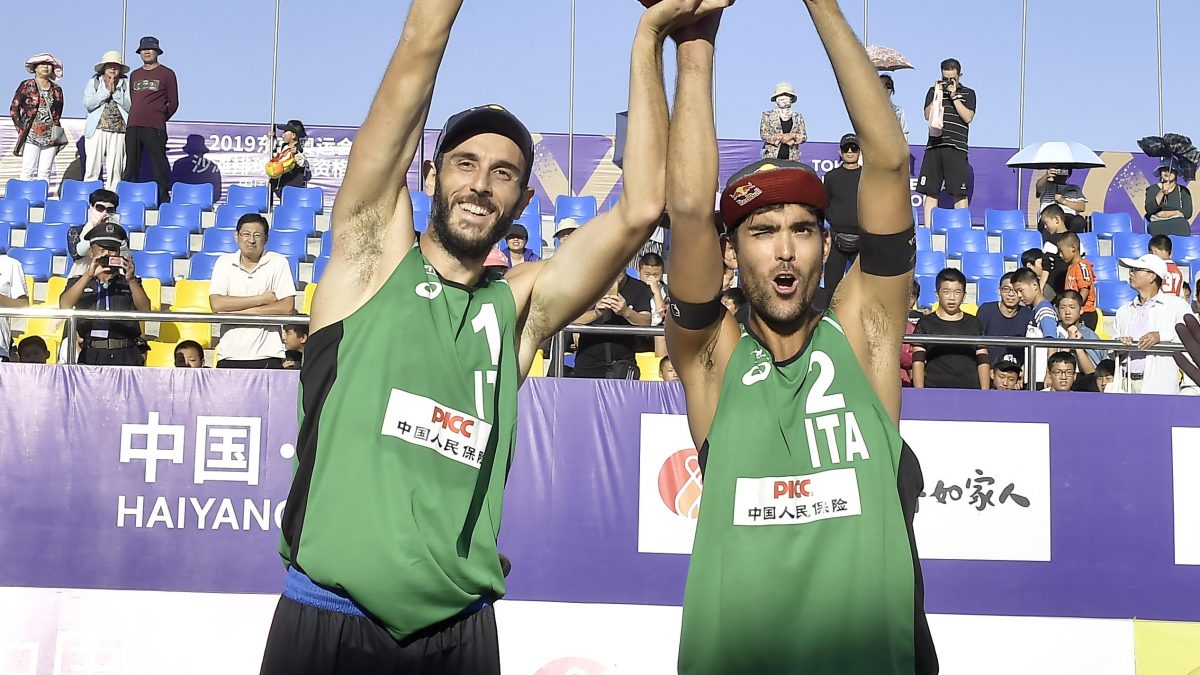 Daniele Lupo & Paolo Nicolai alzano il trofeo per la vittoria del preolimpico in Cina