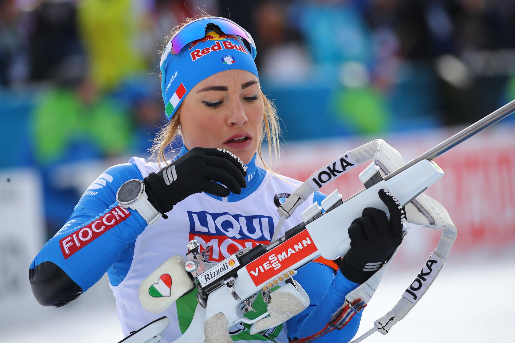 Dorothea Wierer ricarica la carabina durante una sessione di tiro in piedi ai Mondiali di biathlon di Anterselva 2020