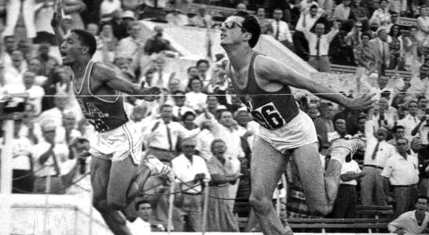 atletica livio berruti traguardo oro olimpico roma 60 atletica leggera athletics 200 metri 200 meters gold olympics Rome 1960 traguardo giochi olimpici Roma 1960