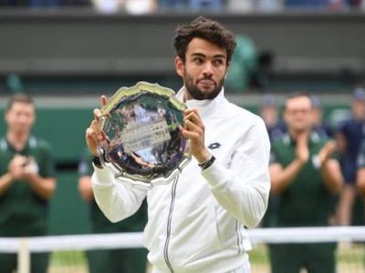 Matteo Berrettini con il trofeo da finalista di Wimbledon 2021