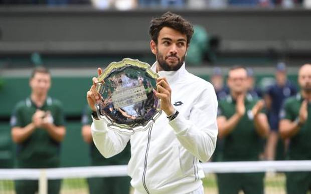 Matteo Berrettini con il trofeo da finalista di Wimbledon 2021