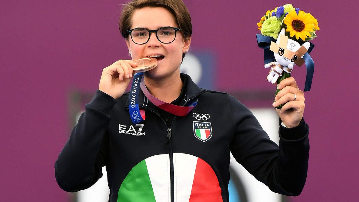 Lucilla Boari con la sua medaglia di bronzo conquistata nel tiro con l'arco alle Olimpiadi di Tokyo 2020