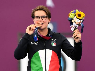 Lucilla Boari con la sua medaglia di bronzo conquistata nel tiro con l'arco alle Olimpiadi di Tokyo 2020