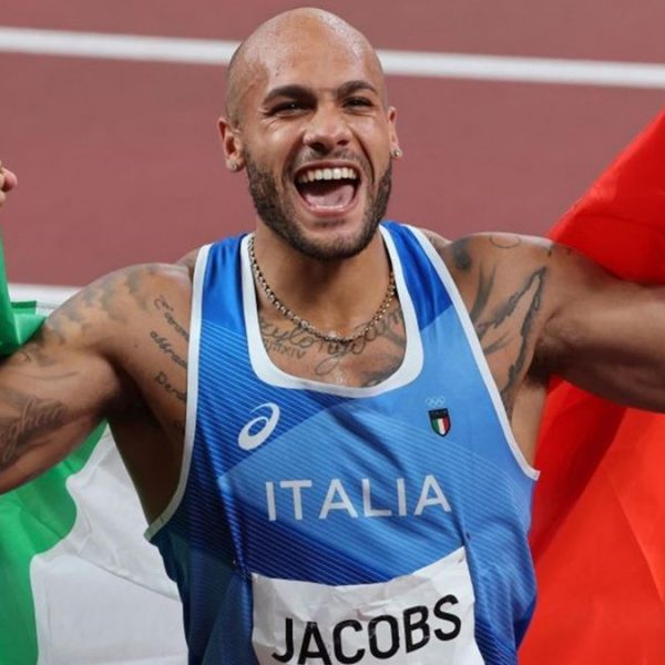 olimpiadi tokyo 2020 jacobs portabandiera cerimonia chiusura tricolore lamont marcell jacobs polemiche olympics italia italy