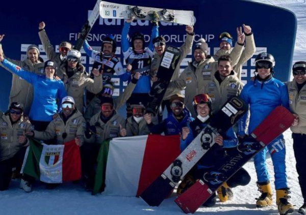 La squadra di snowboard festeggia la doppietta azzurra